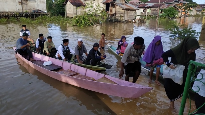 Warga Kapuas Hulu Merayakan Idul Fitri di Tengah Bencana Banjir