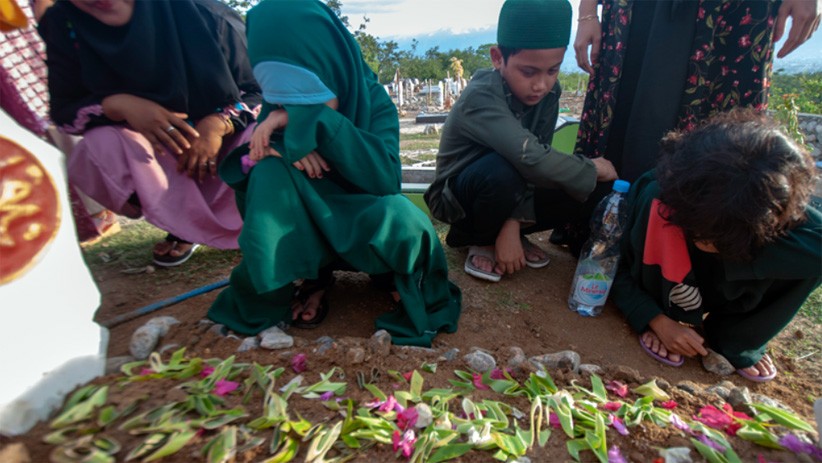 Suasana Haru Ziarah di Pemakaman Massal Korban Bencana Alam Palu