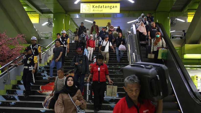 Puluhan Ribu Pemudik Tiba di Jakarta melalui Stasiun Gambir - Bagian 2