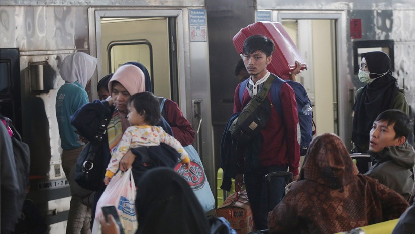 Puluhan Ribu Pemudik Tiba di Jakarta melalui Stasiun Gambir - Bagian 3