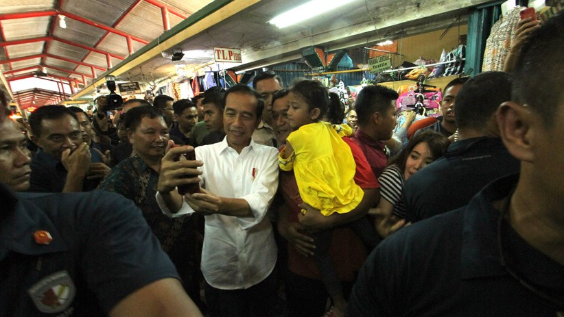 Presiden Jokowi dan Keluarga Borong Batik di Pasar Beringharjo Yogyakarta