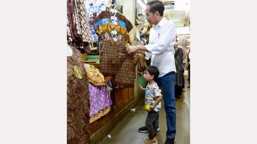 Presiden Jokowi dan Keluarga Borong Batik di Pasar Beringharjo Yogyakarta