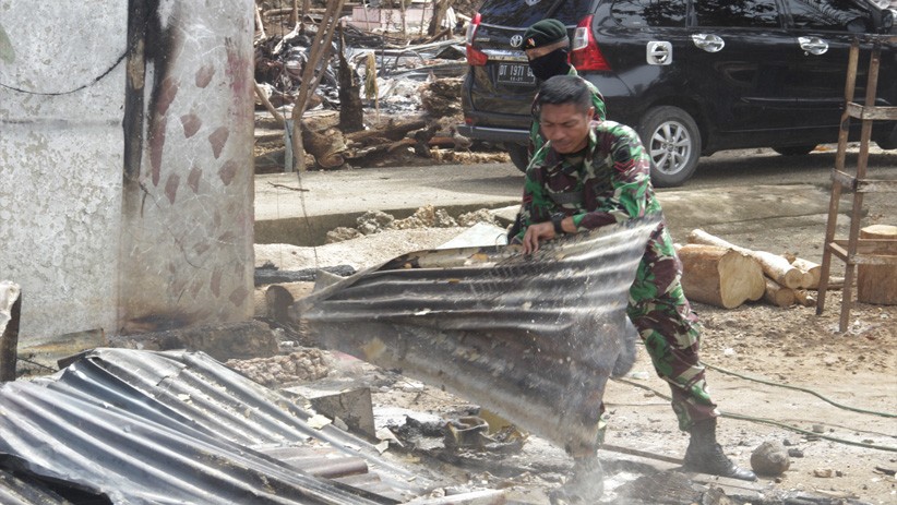 100 Personel TNI AD Bantu Bersihkan Puing Rumah Warga yang Dibakar di Buton - Bagian 2