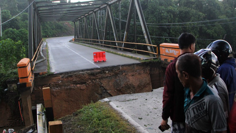 Banjir Bandang Konawe, Akses Jalan Trans Sulawesi Putus - Bagian 2