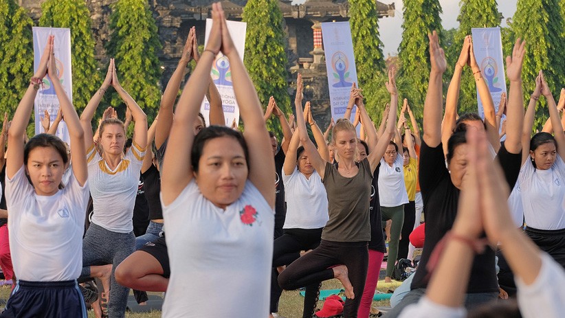 Ribuan Pesenam Mengikuti Peringatan Hari Yoga Internasional di Bali - Bagian 2