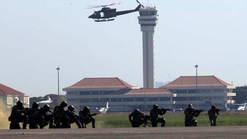 Aksi Pasukan Elite TNI AL Meriahkan HUT ke-63 Penerbangan TNI AL - Bagian 3