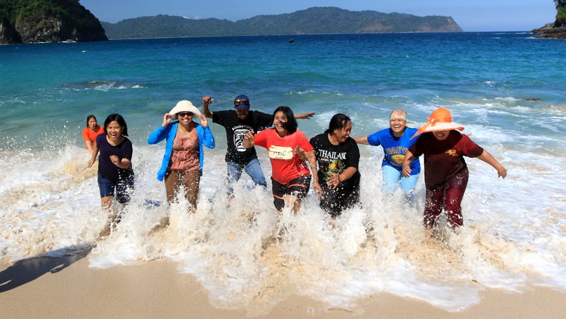 Menikmati Keindahan Pasir Putih Pantai Teluk Hijau Banyuwangi - Bagian 2