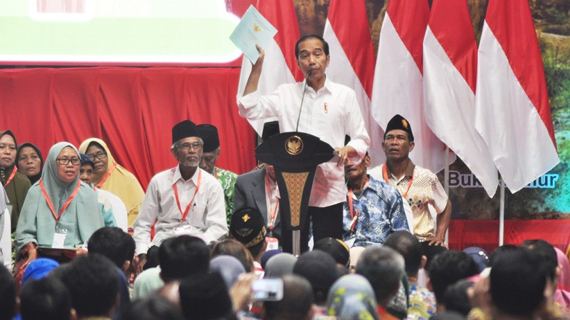 Presiden Jokowi Bagikan 3.200 Sertifikat Tanah kepada Warga Gresik