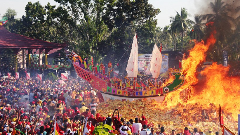 Kemeriahan Ritual Bakar Tongkang di Bagansiapiapi Riau - Bagian 1