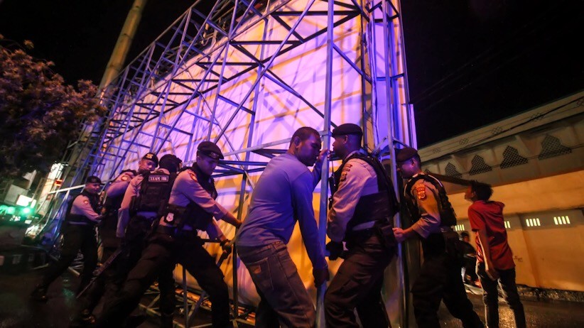 Hujan dan Angin Kencang, Baliho Raksasa di Lhokseumawe Roboh