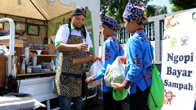 Ngopi di Tempat Ini Bayar Pakai Sampah - Bagian 1
