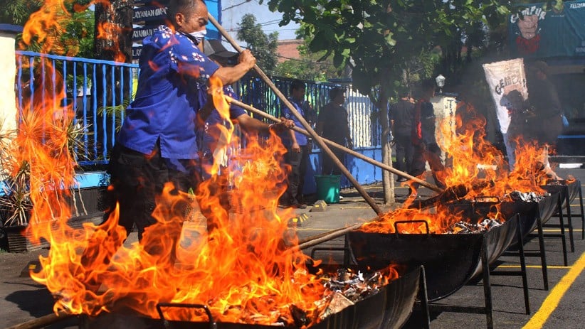 Bea Cukai Musnahkan Barang Ilegal Hasil Sitaan Senilai Rp1,2 Miliar - Bagian 1