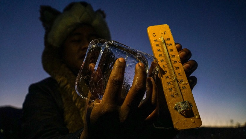 Pemandangan Dieng Diselimuti Es, Suhu Turun hingga -9 Derajat Celcius - Bagian 3