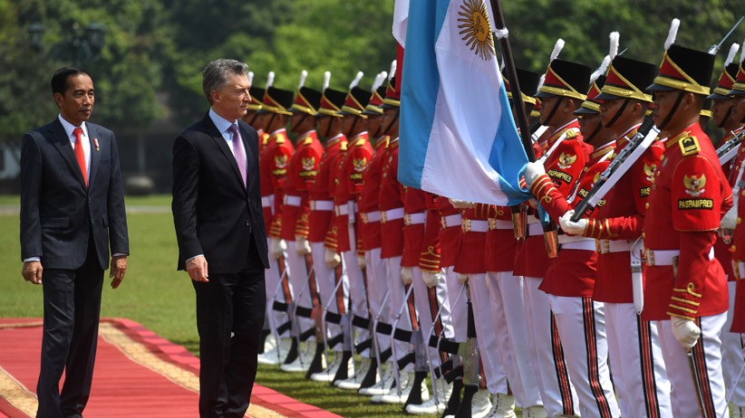 Bertemu Presiden Mauricio Macri, Jokowi Dapat Hadiah Jersey Timnas Argentina - Bagian 3