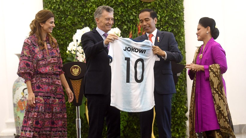 Bertemu Presiden Mauricio Macri, Jokowi Dapat Hadiah Jersey Timnas Argentina - Bagian 1