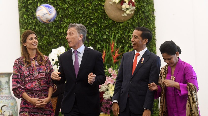 Bertemu Presiden Mauricio Macri, Jokowi Dapat Hadiah Jersey Timnas Argentina - Bagian 2