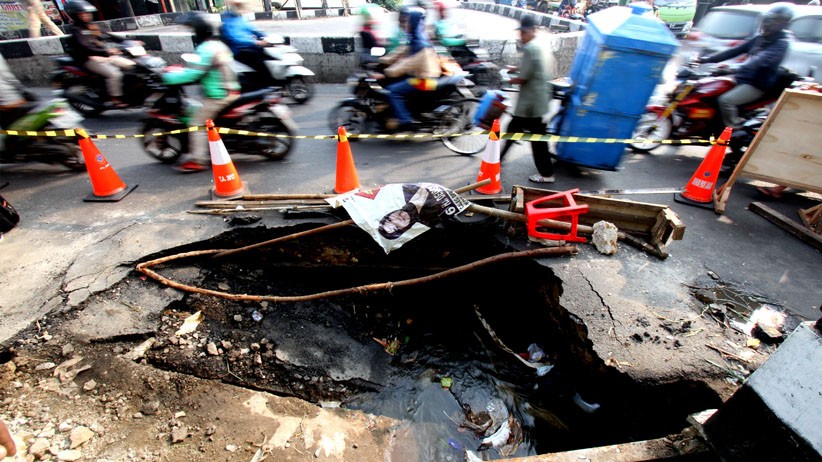 Jalan Utama Sawangan-Depok Amblas, Lalu Lintas Macet - Bagian 1