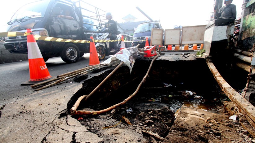 Jalan Utama Sawangan-Depok Amblas, Lalu Lintas Macet - Bagian 2