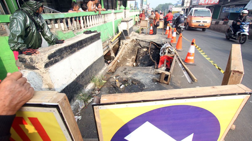Jalan Utama Sawangan-Depok Amblas, Lalu Lintas Macet - Bagian 3