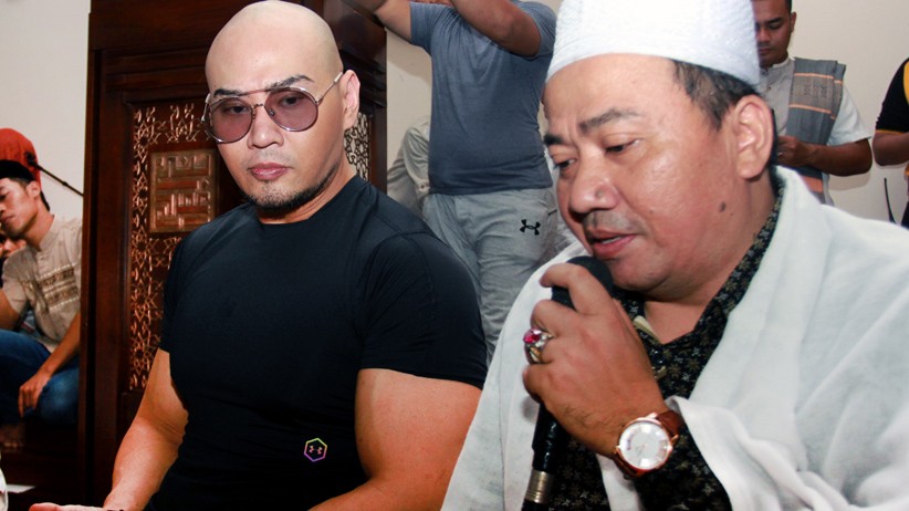 Jadi Mualaf, Deddy Corbuzier Melaksanakan Salat Jumat Pertama - Bagian 2
