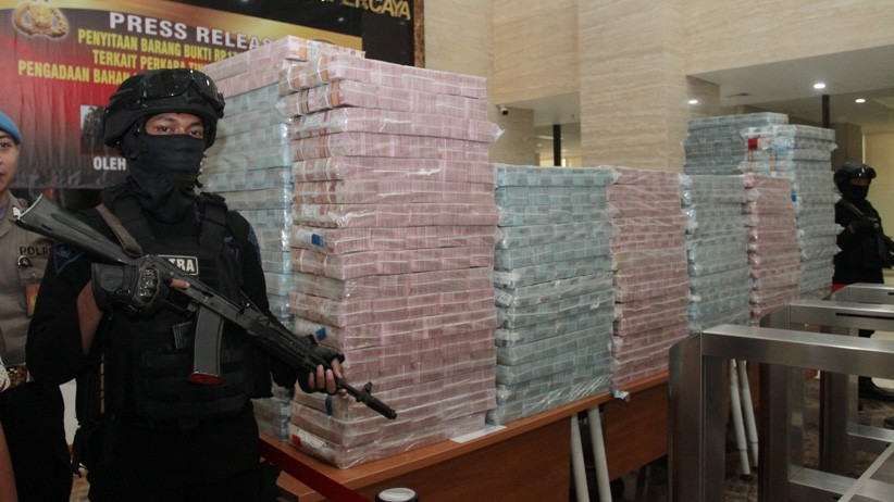 Tumpukan Uang Rp173 M Hasil Korupsi BBM PLN di Lobi Bareskrim Polri - Bagian 1