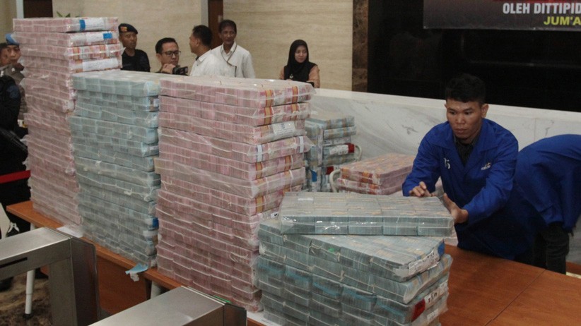 Tumpukan Uang Rp173 M Hasil Korupsi BBM PLN di Lobi Bareskrim Polri - Bagian 3