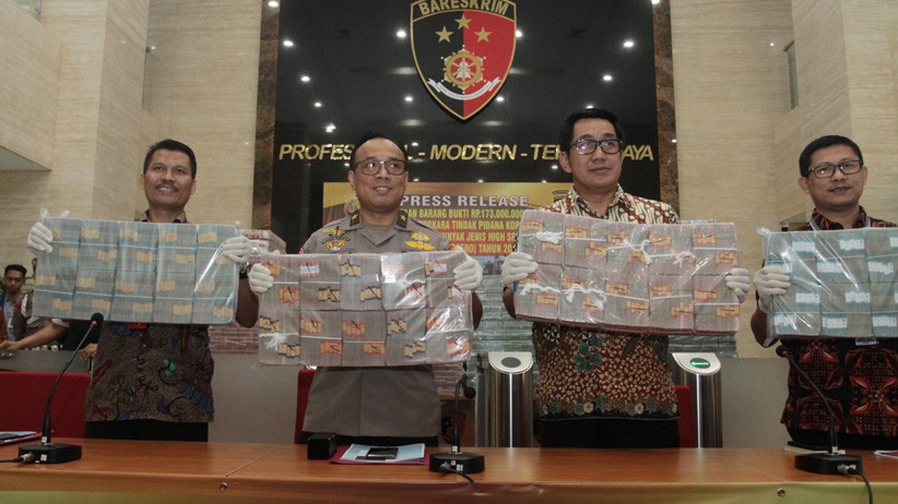 Tumpukan Uang Rp173 M Hasil Korupsi BBM PLN di Lobi Bareskrim Polri - Bagian 2