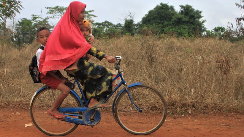 Semangat Pelajar Konawe Hari Pertama Masuk Sekolah Pascabanjir Bandang