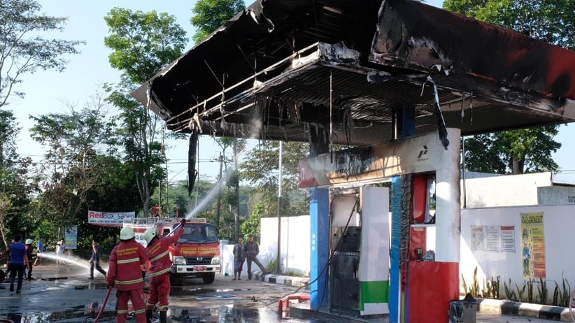 Penumpang Main HP saat Isi Bensin,  Mobil dan SPBU Hangus Terbakar - Bagian 3