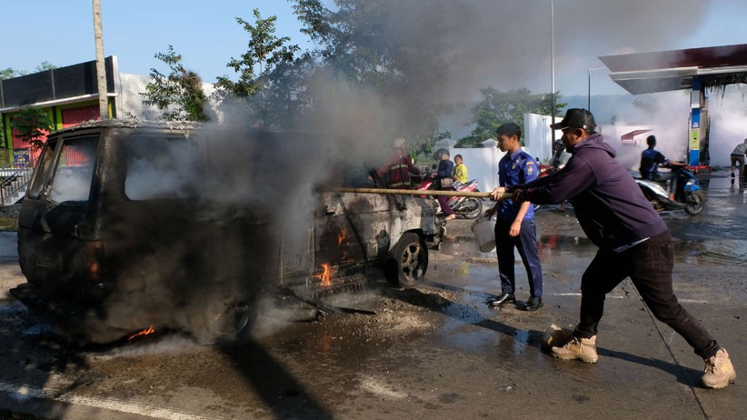 Penumpang Main HP saat Isi Bensin,  Mobil dan SPBU Hangus Terbakar - Bagian 2