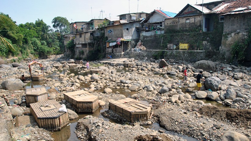 Musim Kemarau, Debit Air Sungai Ciliwung Menyusut - Bagian 2
