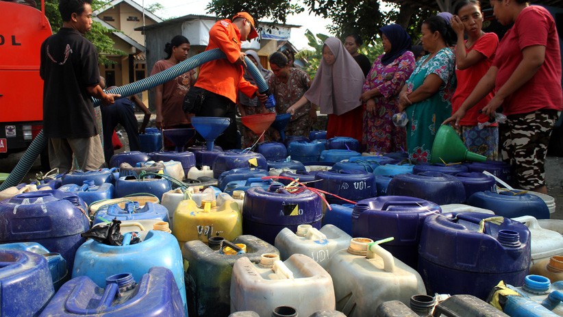 Bekasi Dilanda Kekeringan, BPBD Salurkan 5.000 Liter Air Bersih - Bagian 2
