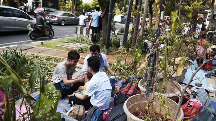 Para Pencari Suaka Tidur di Trotoar Jalan Kebon Sirih - Bagian 2