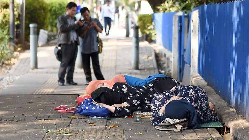 Para Pencari Suaka Tidur di Trotoar Jalan Kebon Sirih - Bagian 1