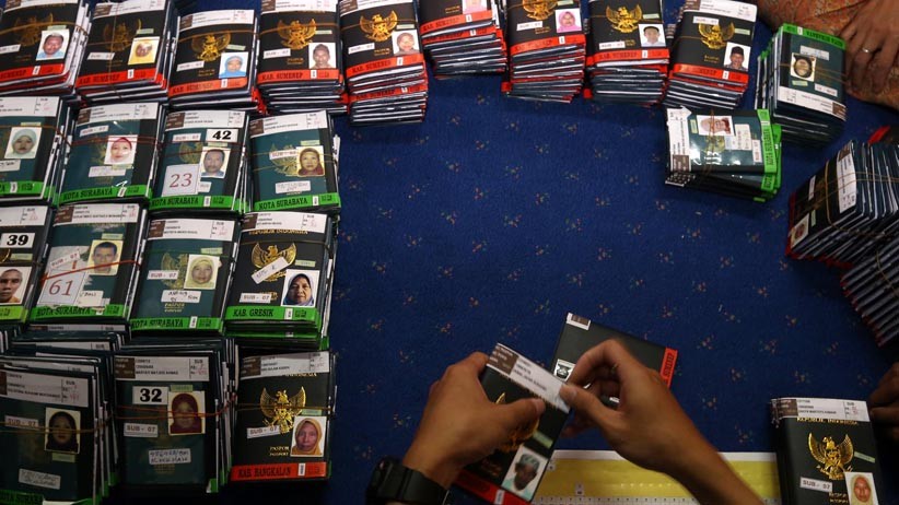 PPIH Embarkasi Surabaya Periksa Kelengkapan Dokumen Calon Jemaah Haji - Bagian 2