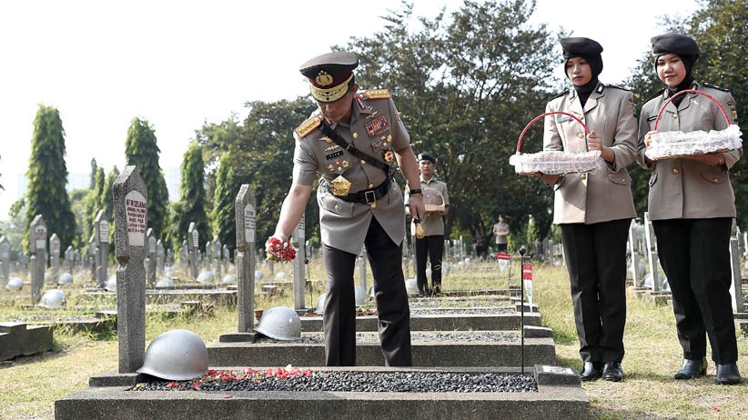 HUT ke-73 Bhayangkara, Kapolri Tabur Bunga di TMP Kalibata - Bagian 3