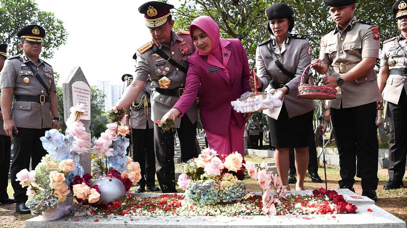 HUT ke-73 Bhayangkara, Kapolri Tabur Bunga di TMP Kalibata - Bagian 1