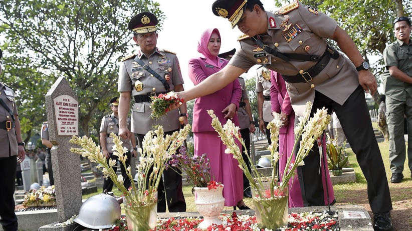 HUT ke-73 Bhayangkara, Kapolri Tabur Bunga di TMP Kalibata - Bagian 2