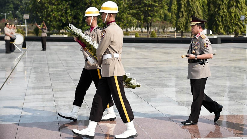HUT ke-73 Bhayangkara, Kapolri Tabur Bunga di TMP Kalibata - Bagian 5