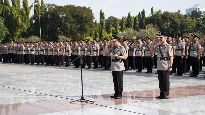 HUT ke-73 Bhayangkara, Kapolri Tabur Bunga di TMP Kalibata - Bagian 4