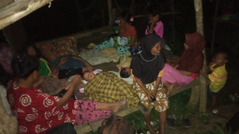 Antisipasi Gempa Susulan, Warga Halmahera Selatan Tidur di Luar Rumah - Bagian 2