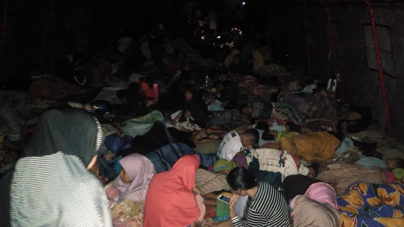 Antisipasi Gempa Susulan, Warga Halmahera Selatan Tidur di Luar Rumah