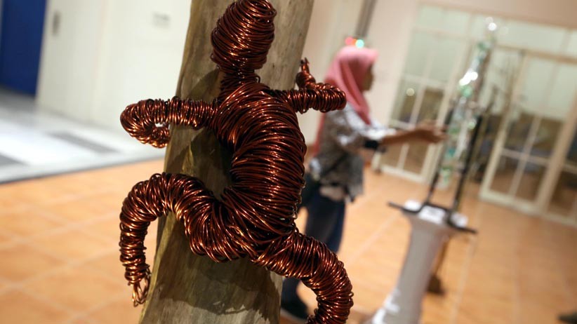 3 Perupa Surabaya Suguhkan Karya Seni Bir Temulawak - Bagian 1