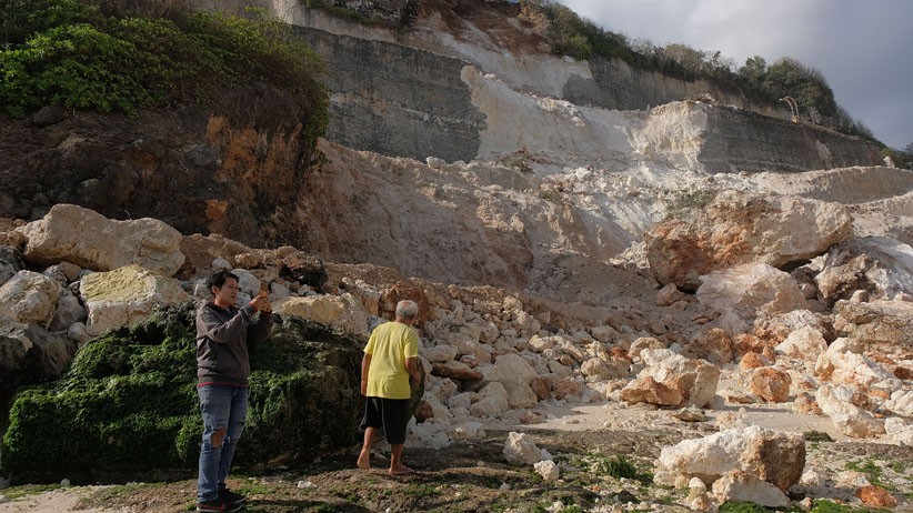 Tebing Obyek Wisata Pantai Melasti Bali Longsor akibat Gempa - Bagian 2