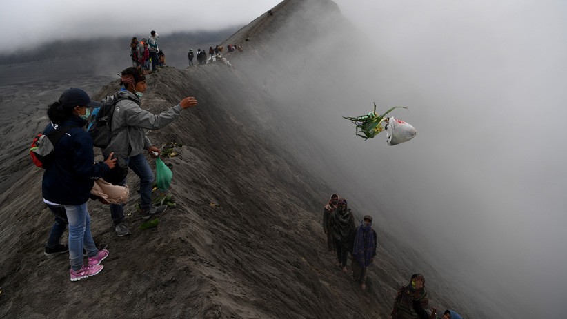 Warga Suku Tengger Gelar Upacara Yadnya Kasada di Gunung Bromo - Bagian 5