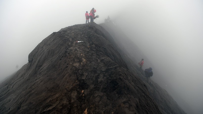 Warga Suku Tengger Gelar Upacara Yadnya Kasada di Gunung Bromo - Bagian 4