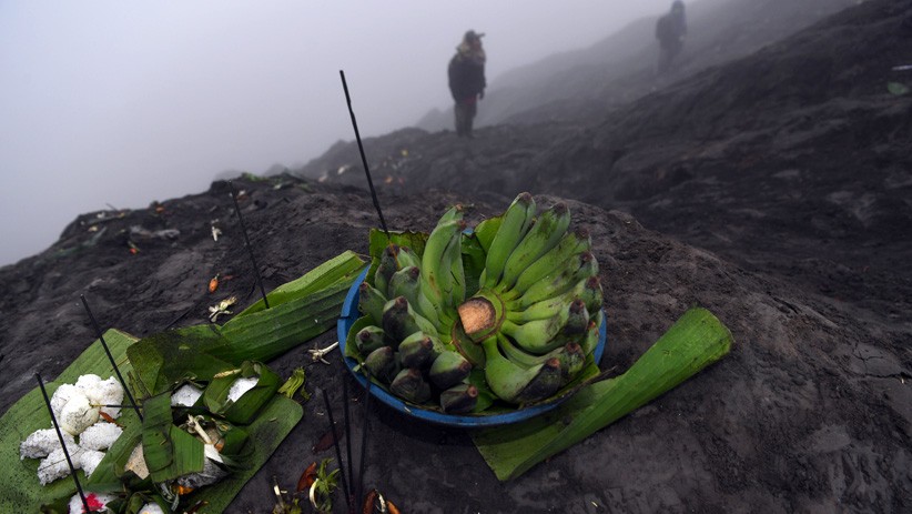 Warga Suku Tengger Gelar Upacara Yadnya Kasada di Gunung Bromo - Bagian 2