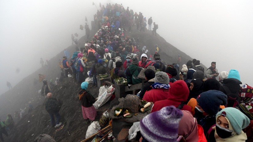 Warga Suku Tengger Gelar Upacara Yadnya Kasada di Gunung Bromo - Bagian 1