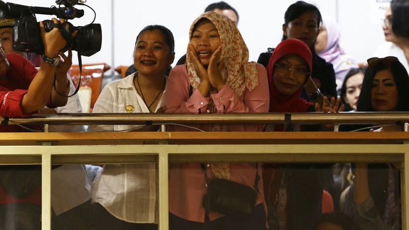 Senyum Baiq Nuril saat DPR Menyetujui Surat Pemberian Amnesti dari Jokowi - Bagian 2