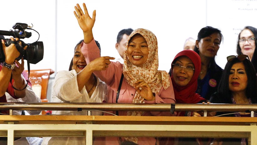 Senyum Baiq Nuril saat DPR Menyetujui Surat Pemberian Amnesti dari Jokowi - Bagian 1